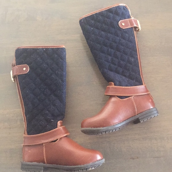 Size 7 boots - Picture 2 of 4